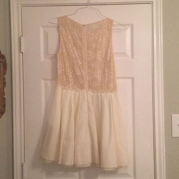 Cream colored dress - Picture 3 of 4